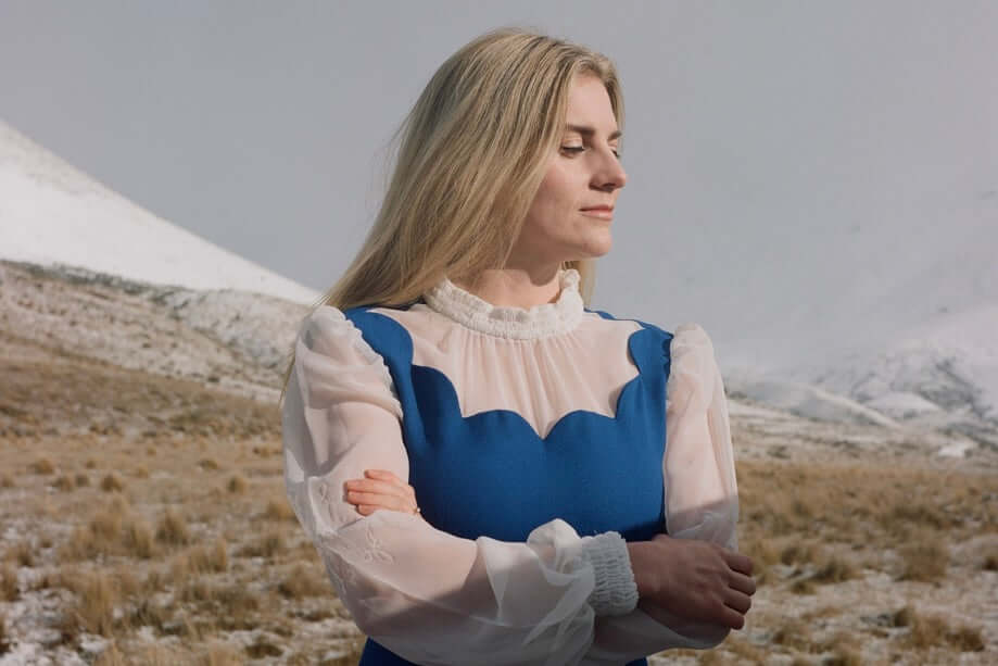 HOLLY ARROWSMITH RETURNS WITH NEW SINGLE 'DESERT DOVE'