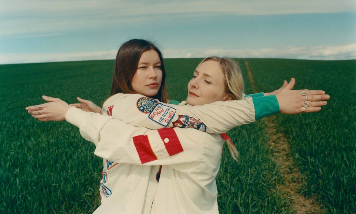 WET LEG ANNOUNCE SPLENDOUR IN THE GRASS SIDE SHOW IN TĀMAKI MAKAURAU