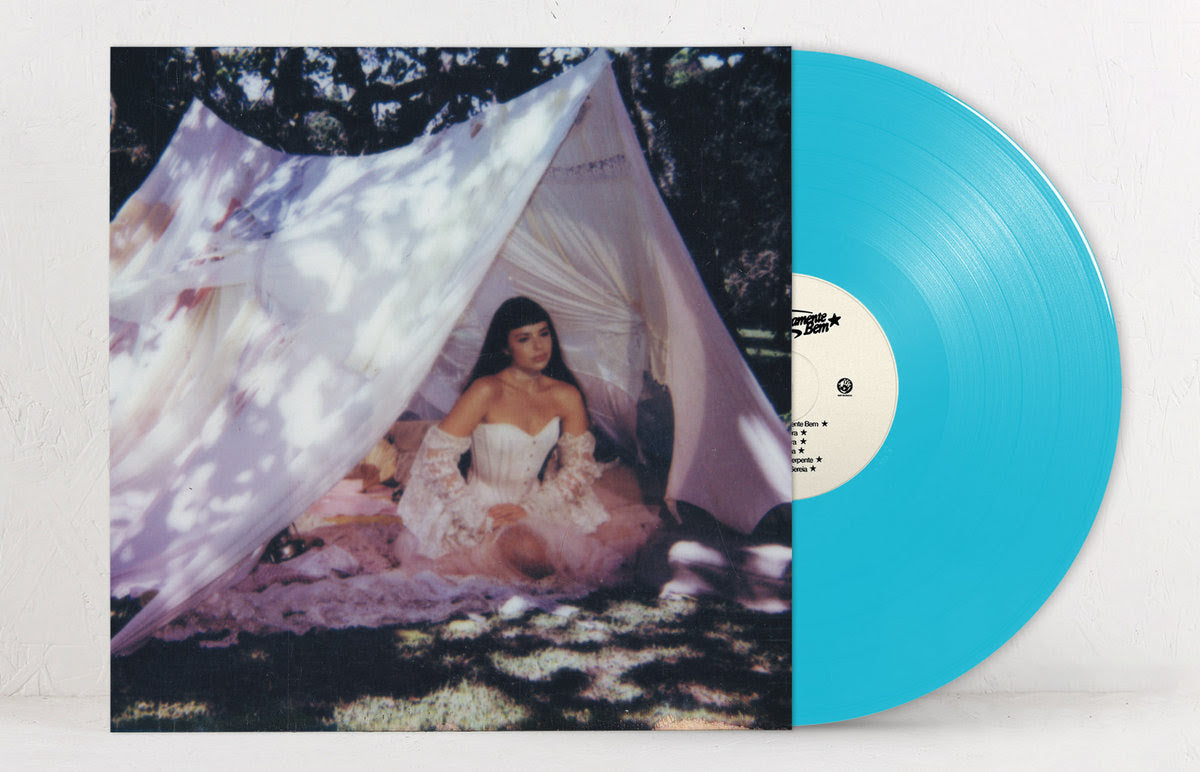 
                  
                    Julia Mestre - Maravilhosamente Bem | Blue Vinyl
                  
                